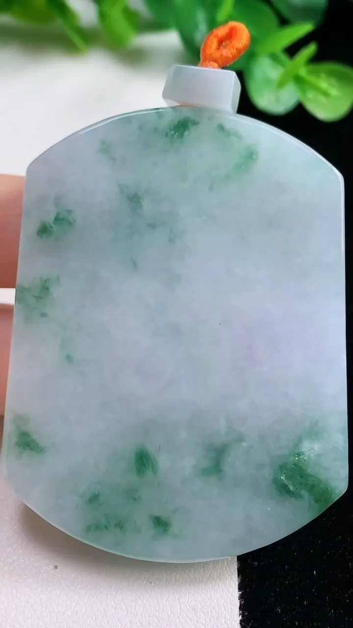 天然A货翡翠冰种飘花无事牌吊坠，尺寸58.3-44.7-6.3，重量:46.20g
10月22日