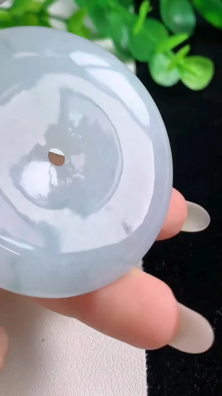 天然A货翡翠冰种飘花平安扣吊坠，尺寸52.7-7.2，重量:46.16g
10月22日