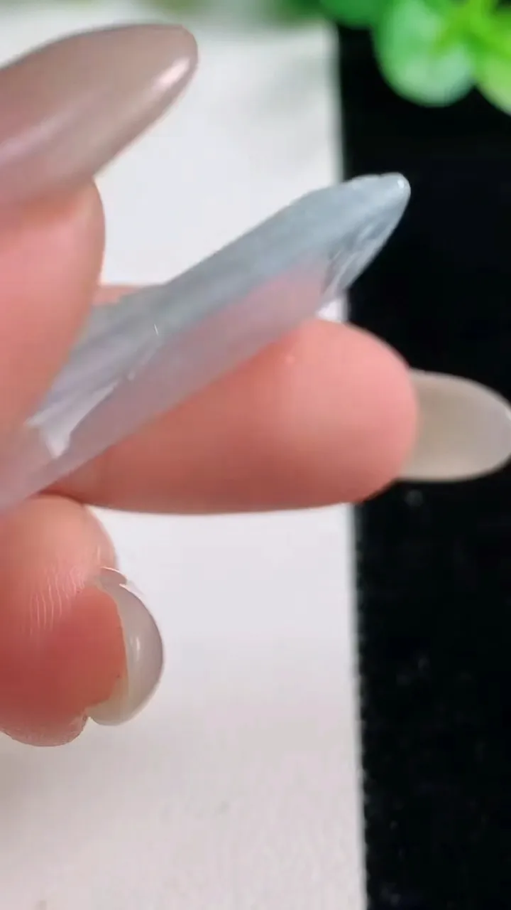 天然A货翡翠不动明王吊坠，尺寸33.2-22-4，重量:6.55g
10月22日