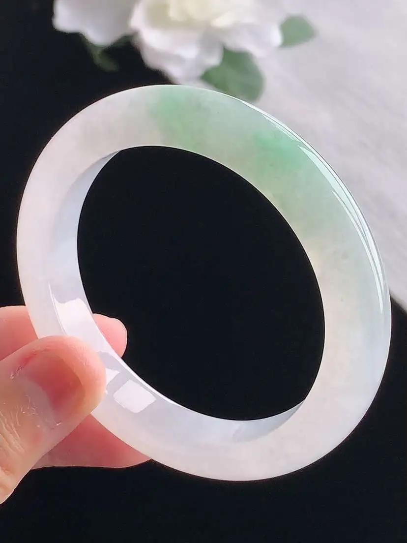 a货翡翠老坑冰种飘绿正装正圈手镯52-53小圈口 尺寸52.8×10.2×8.8mm 重量49.46