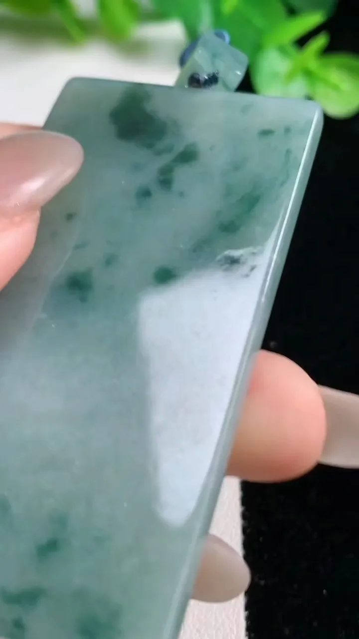天然A货翡翠冰种飘花无事牌吊坠，尺寸63.4-34.3-5，重量:31.10g
10月22日