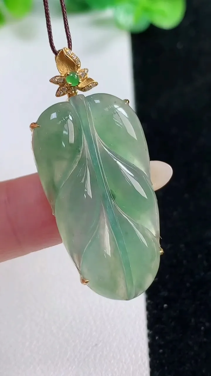 天然A货翡翠金枝玉叶 叶子吊坠，尺寸33.8-19-6.8，重量:6.12g
10月22日