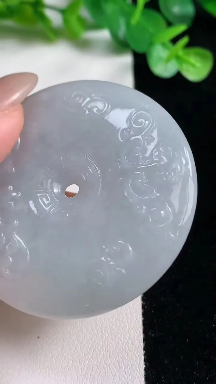 天然A货翡翠复古平安扣吊坠，尺寸53-9.4，重量:49.71g
10月22日