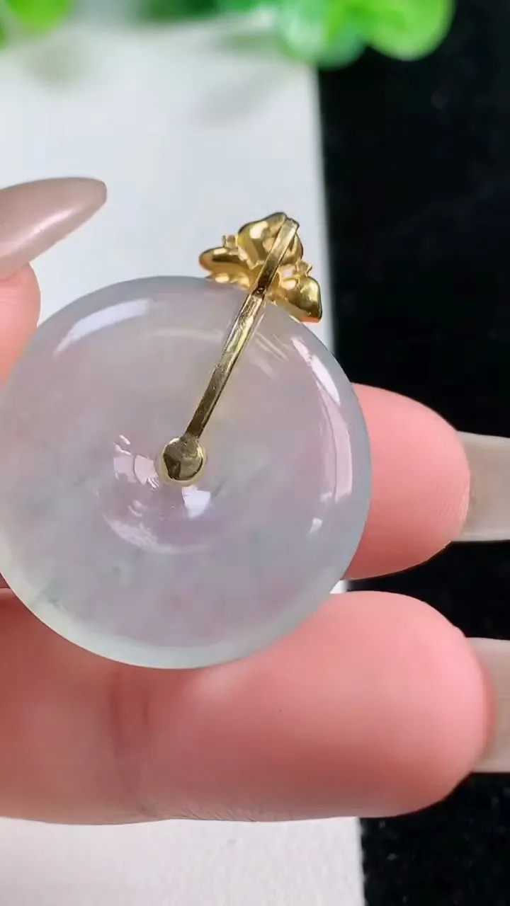 天然A货翡翠种飘花平安扣吊坠，尺寸24.7-4.2，重量:6.79g
10月22日