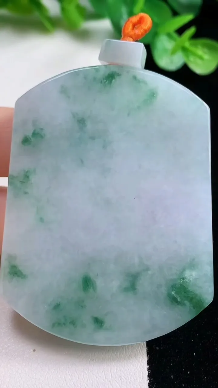 天然A货翡翠冰种飘花无事牌吊坠，尺寸58.3-44.7-6.3，重量:46.20g
10月22日
