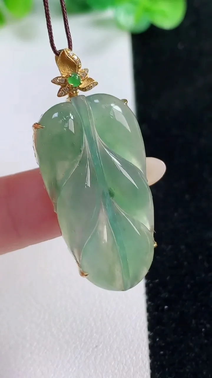 天然A货翡翠金枝玉叶 叶子吊坠，尺寸33.8-19-6.8，重量:6.12g
10月22日
