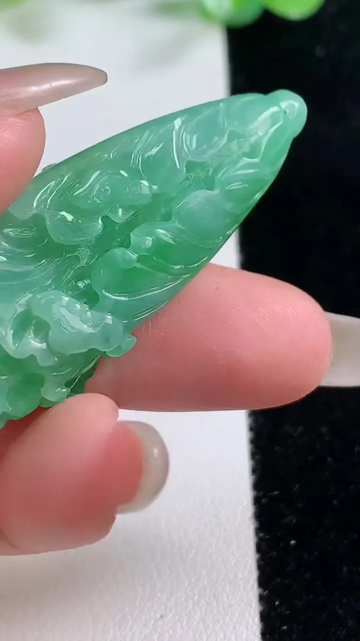 天然A货翡翠白菜吊坠，尺寸45-19.3-8.7，重量:12.09g
10月22日