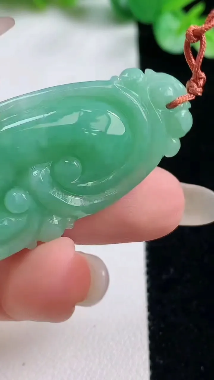 天然A货翡翠如意吊坠，尺寸46.5-21.7-6.8，重量:12.30g
10月22日