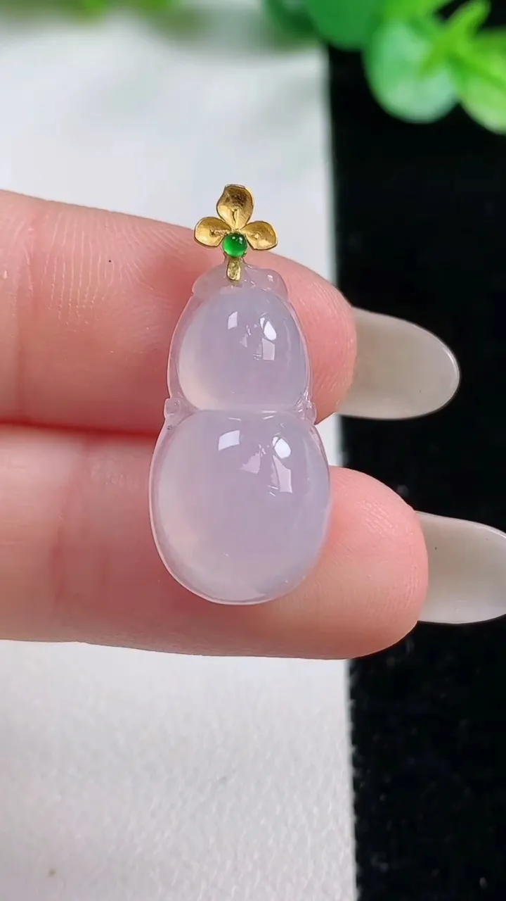 天然A货翡翠种白冰葫芦吊坠，尺寸20.3-11.9-5.9，重量:2.45g
10月22日