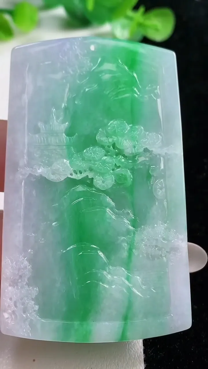 天然A货翡翠山水牌吊坠，尺寸65.5-39.4-7.4，重量:45.54g
10月22日