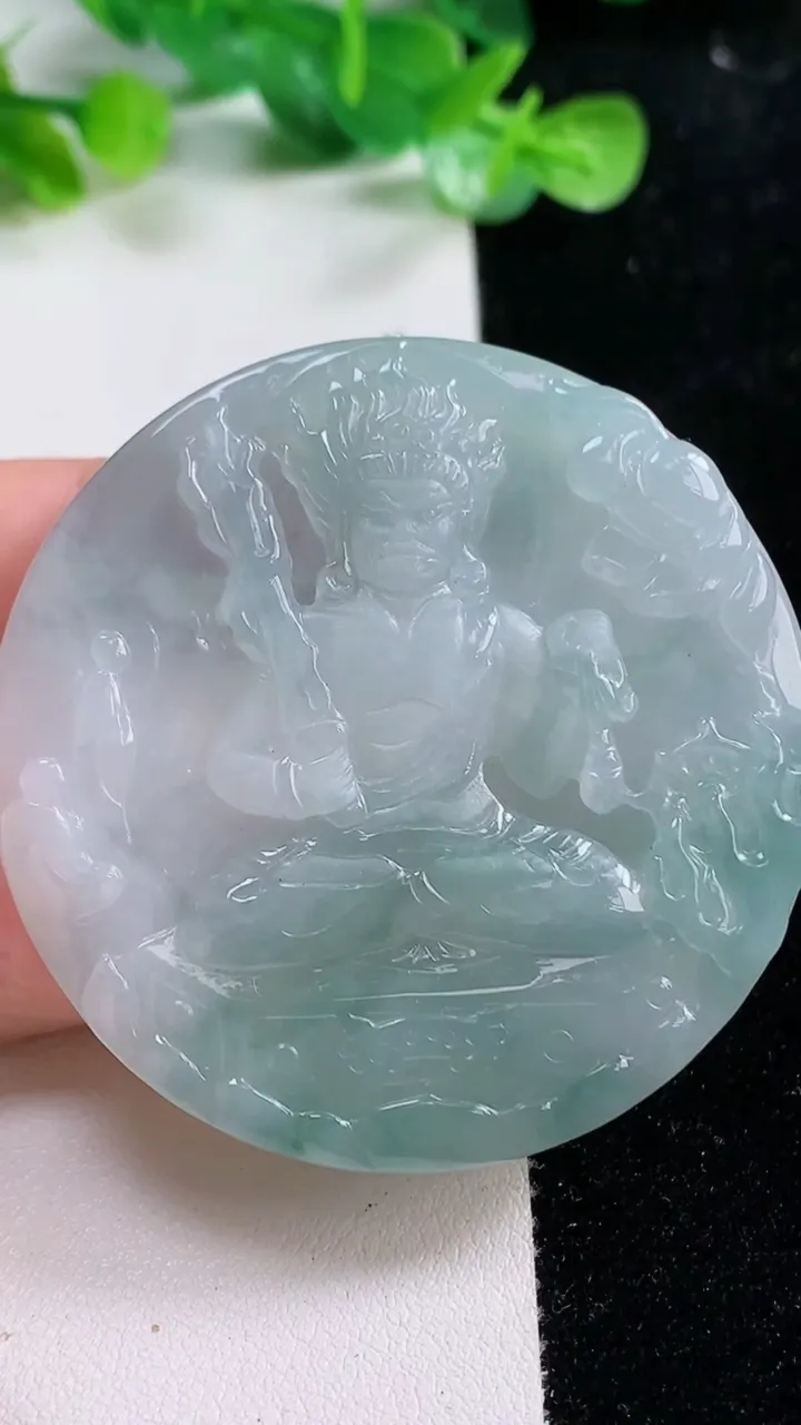 天然A货翡翠冰种飘花不动明王吊坠，尺寸53.4-5.9，重量:37.33g
10月22日