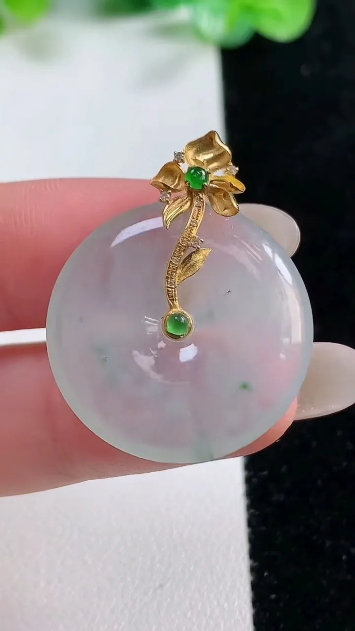 天然A货翡翠种飘花平安扣吊坠，尺寸24.7-4.2，重量:6.79g
10月22日
