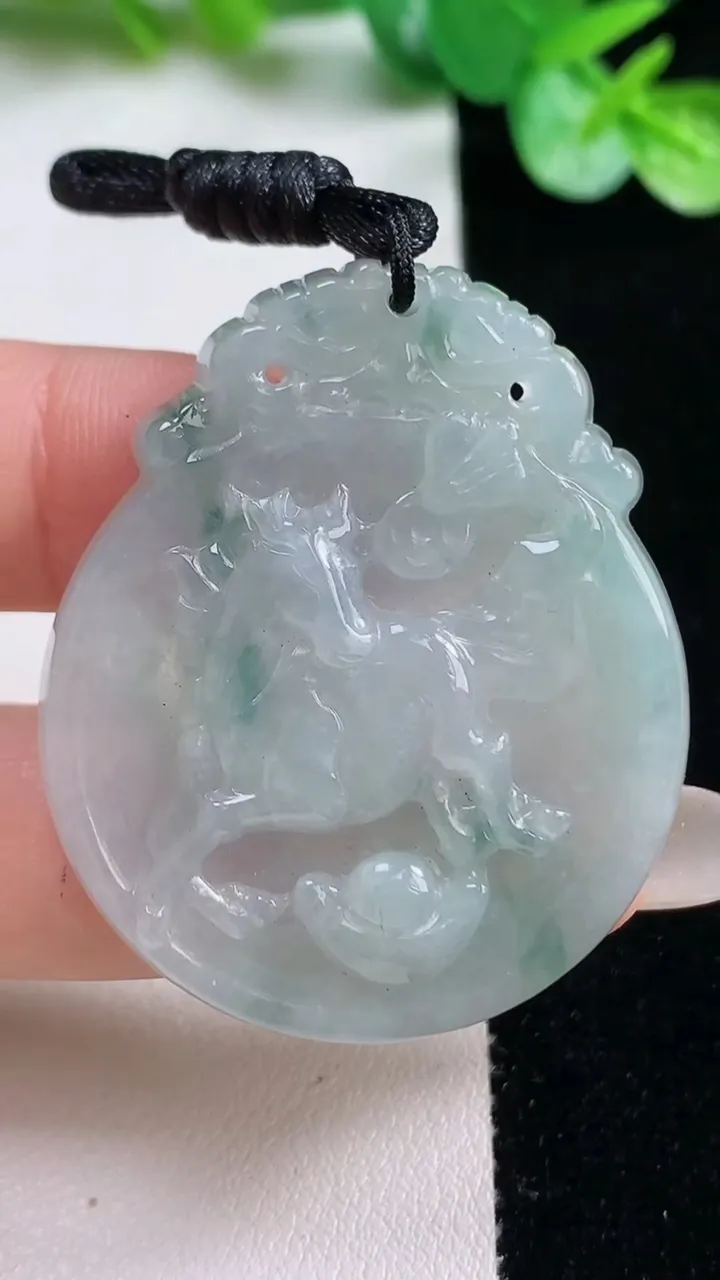 天然A货翡翠冰种飘花生肖马吊坠，尺寸42.4-35.8-5.6，重量:14.68g
10月22日