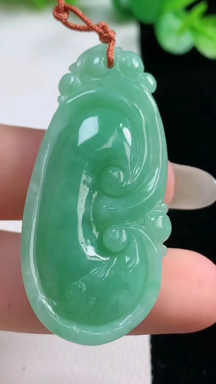 天然A货翡翠如意吊坠，尺寸46.5-21.7-6.8，重量:12.30g
10月22日