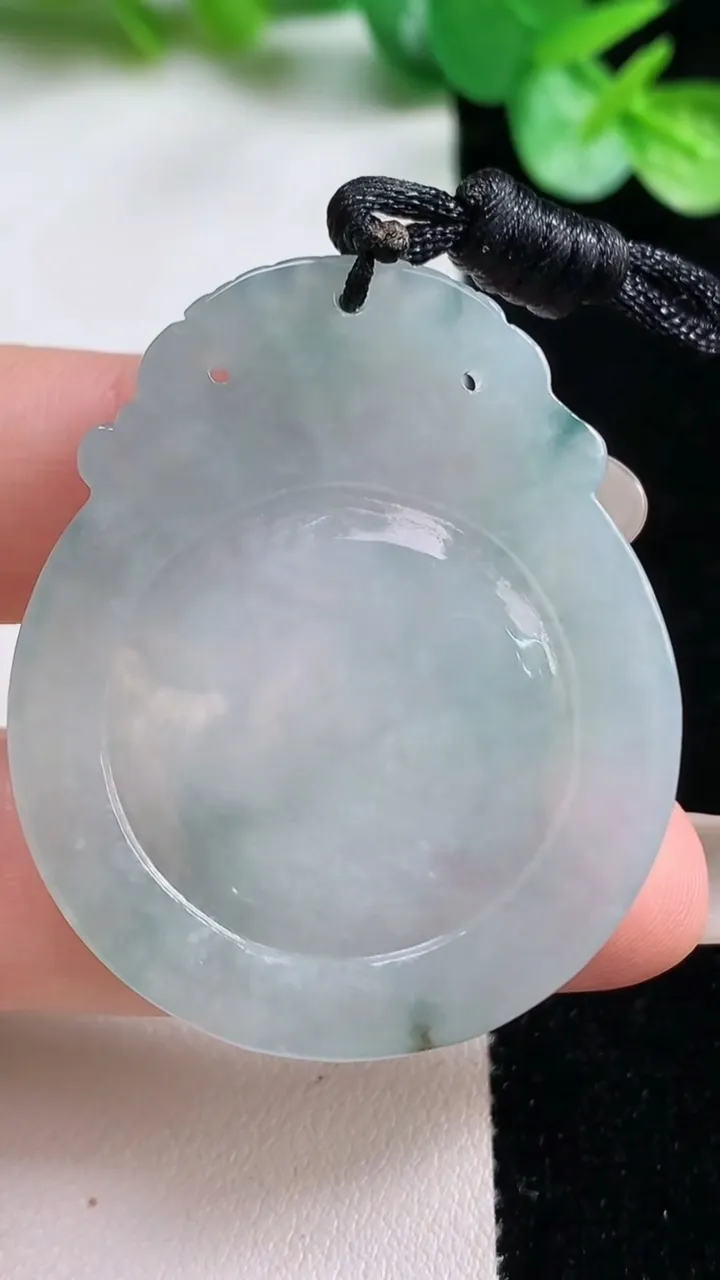 天然A货翡翠冰种飘花生肖马吊坠，尺寸42.4-35.8-5.6，重量:14.68g
10月22日