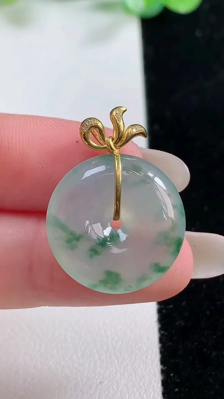 天然A货翡翠种飘花平安扣吊坠，尺寸20.3-5，重量:4.65g
10月22日