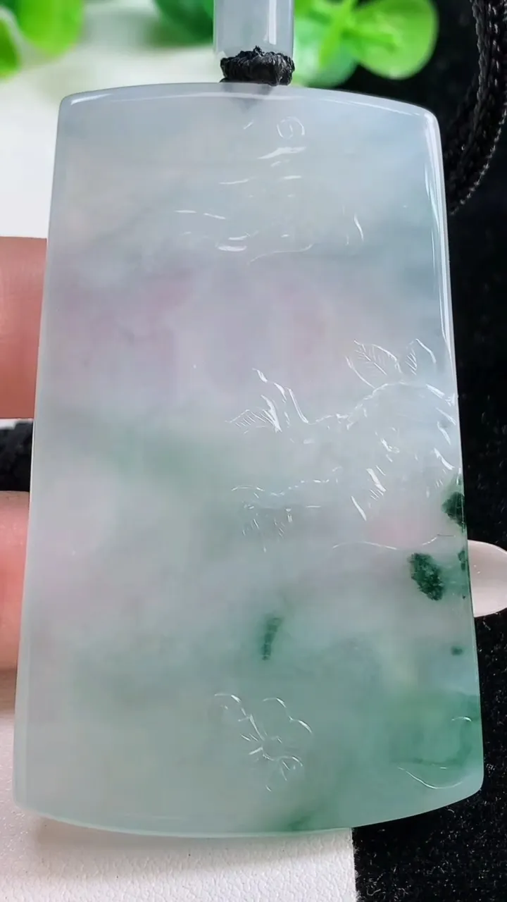 天然A货翡翠冰种飘花大势至菩萨吊坠，尺寸65.8-39.4-5.6，重量:41.01g
10月22日