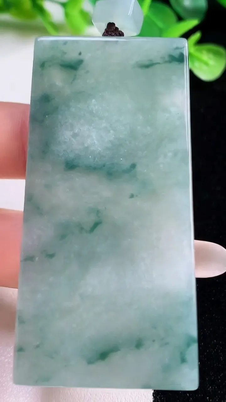 天然A货翡翠冰种飘花无事牌吊坠，尺寸66.3-33-5.6，重量:37.15g
10月22日