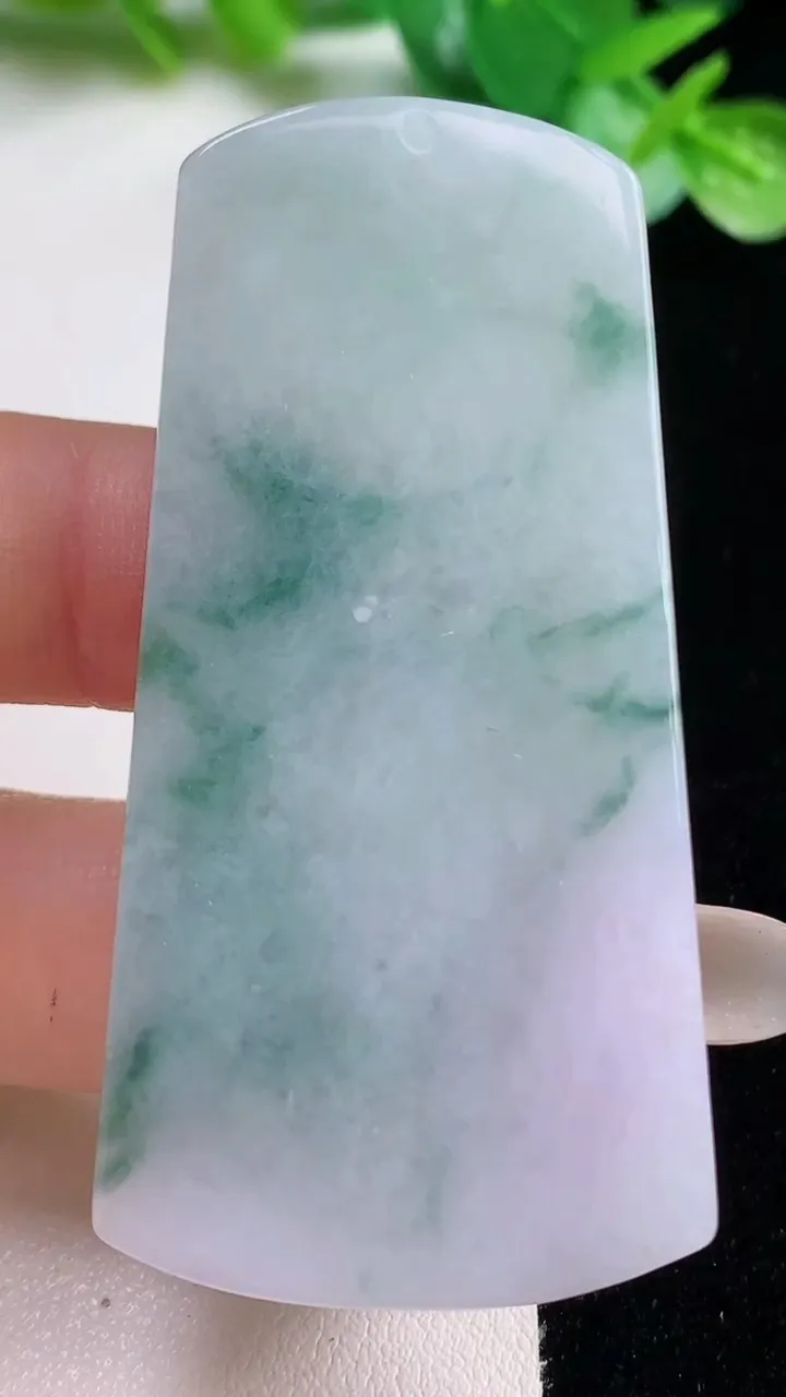 天然A货翡翠冰种飘花无事牌吊坠，尺寸60-30-5.6，重量:29.63g
10月22日