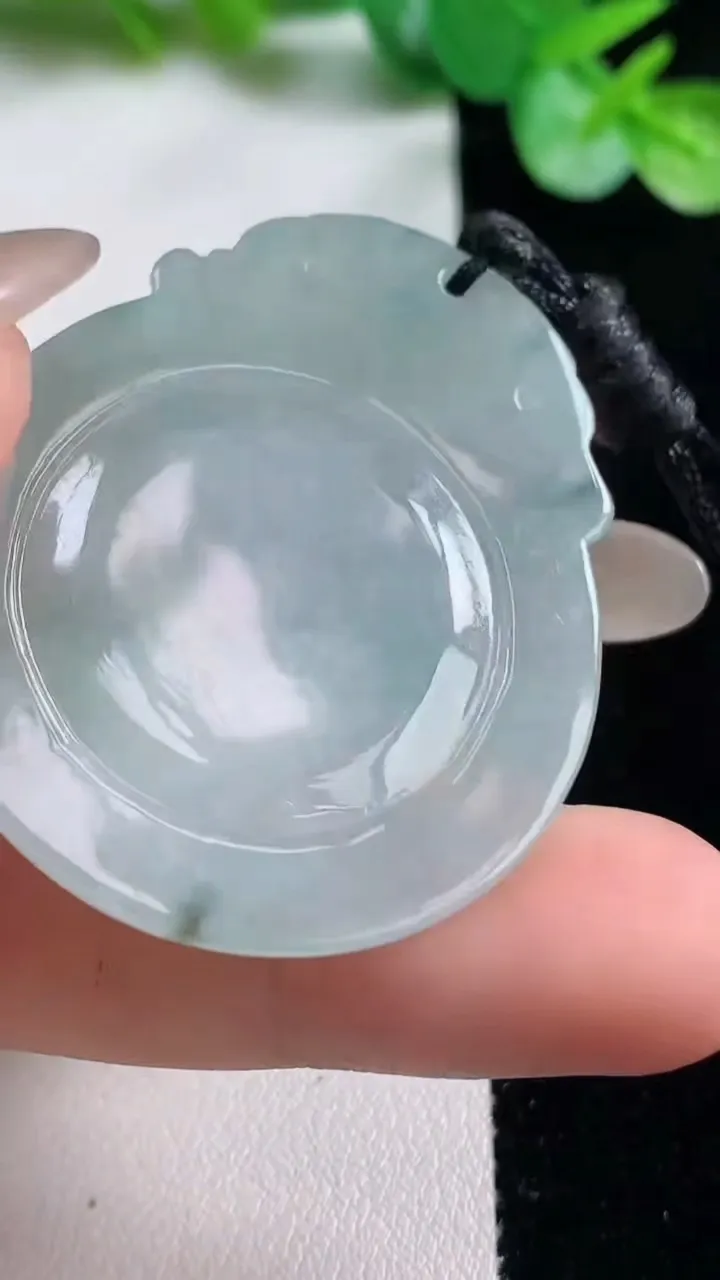 天然A货翡翠冰种飘花生肖马吊坠，尺寸42.4-35.8-5.6，重量:14.68g
10月22日