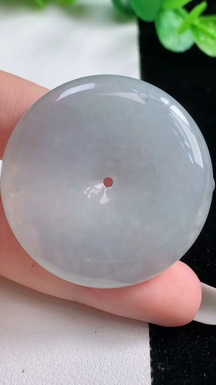 天然A货翡翠平安扣吊坠，尺寸40-5.8，重量:21.22g
10月22日
