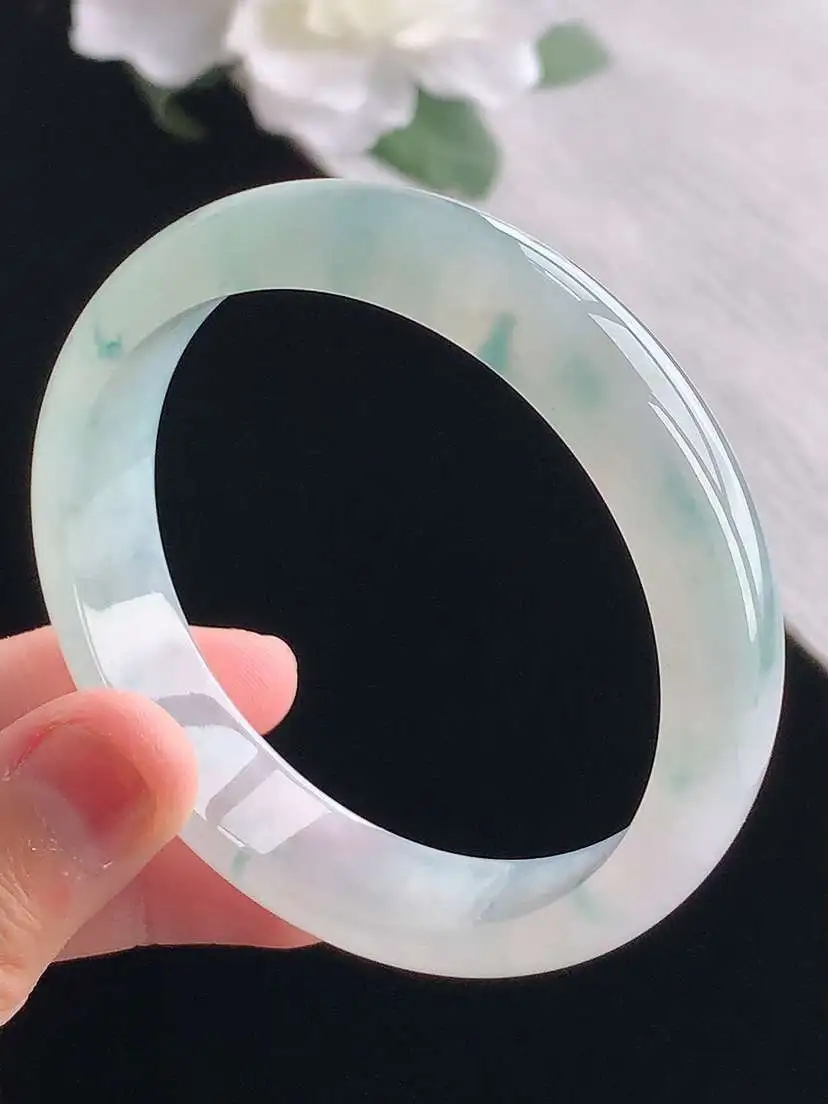 a货翡翠老坑冰种飘花正装正圈手镯55-56圈口  尺寸55.8×13.5×6.8mm 重量48.65