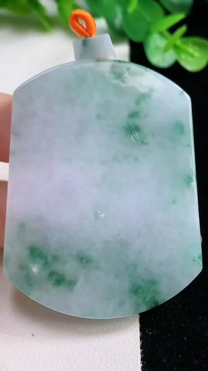 天然A货翡翠冰种飘花无事牌吊坠，尺寸58.3-44.7-6.3，重量:46.20g
10月22日