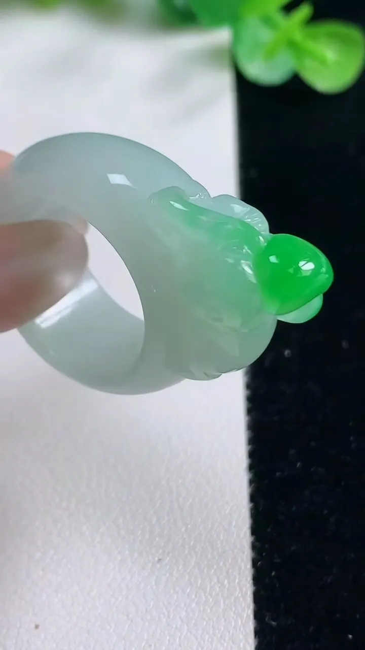 天然A货翡翠生肖猴指环扳指，尺寸19.3-10.2-21.6-15，重量:15.52g2025年10月23日
工厂直销收藏佳品,种好水足，色泽均匀，有种有色，上手高大气！