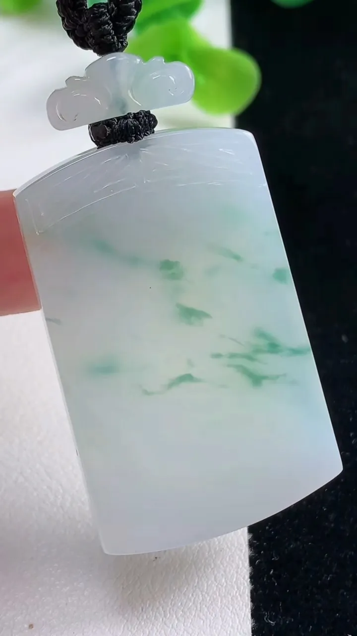天然A货翡翠冰种飘花仿古无事牌吊坠，尺寸42.7-27-4.8，重量:20.93g
10月23日