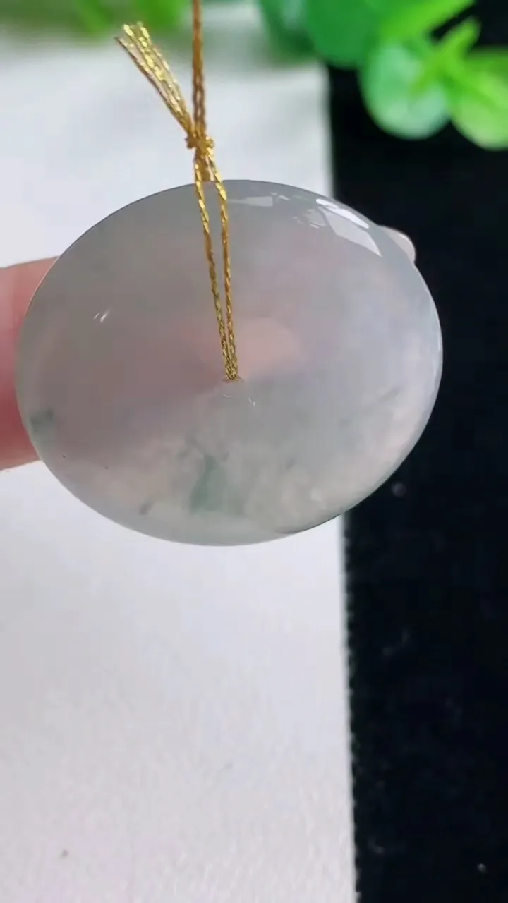 天然A货翡翠冰种飘花平安扣吊坠，尺寸27.2-5.2，重量:9.02g
10月23日