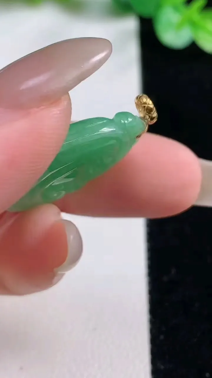 天然A货翡翠如意吊坠，尺寸23.4-17.5-5.2，重量:4.08g
10月23日