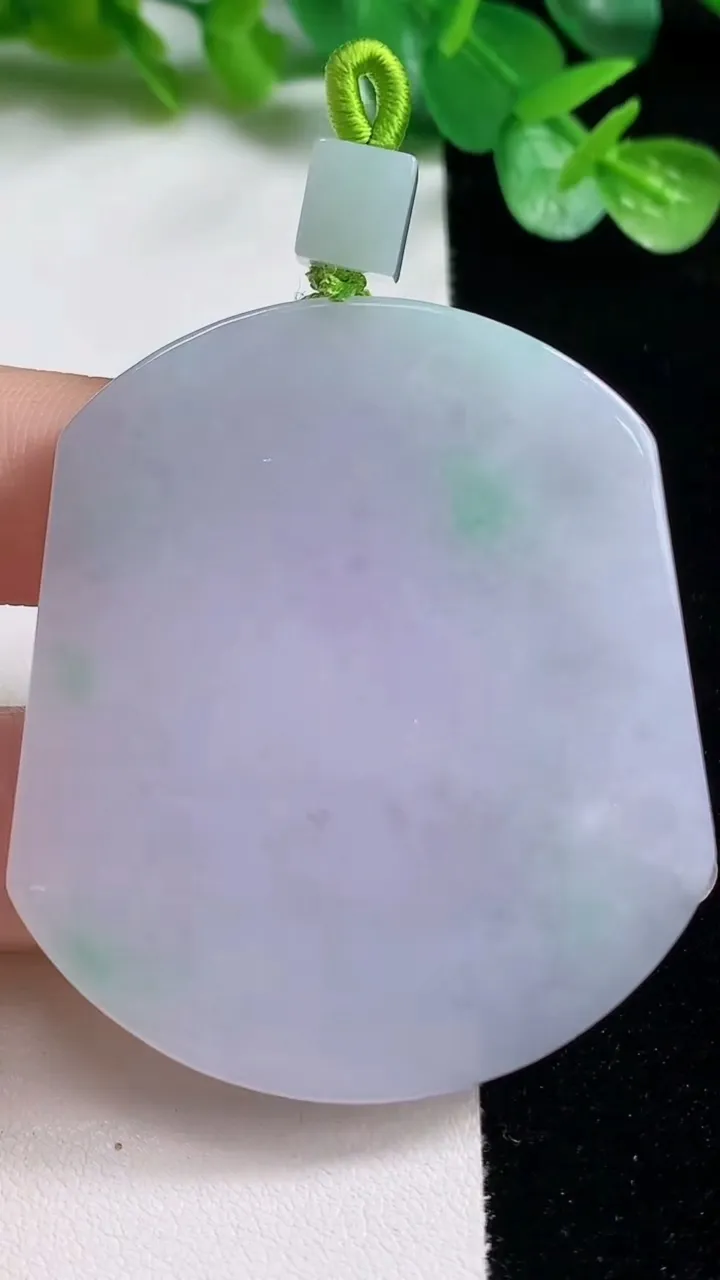天然A货翡翠春带彩紫罗兰无事牌吊坠，尺寸52.3-46.6-5，重量:34.82g
10月23日