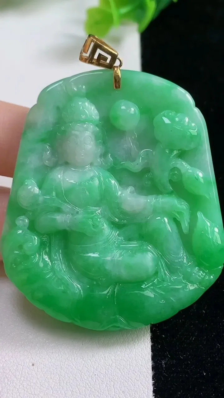 天然A货翡翠大势至菩萨吊坠，尺寸54.4-45.6-6.5，重量:34.81g
10月23日