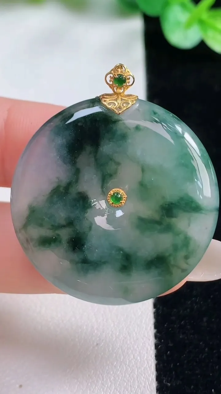 天然A货翡翠种飘花平安扣吊坠，尺寸33.4-5.8，重量:15.24g
10月23日