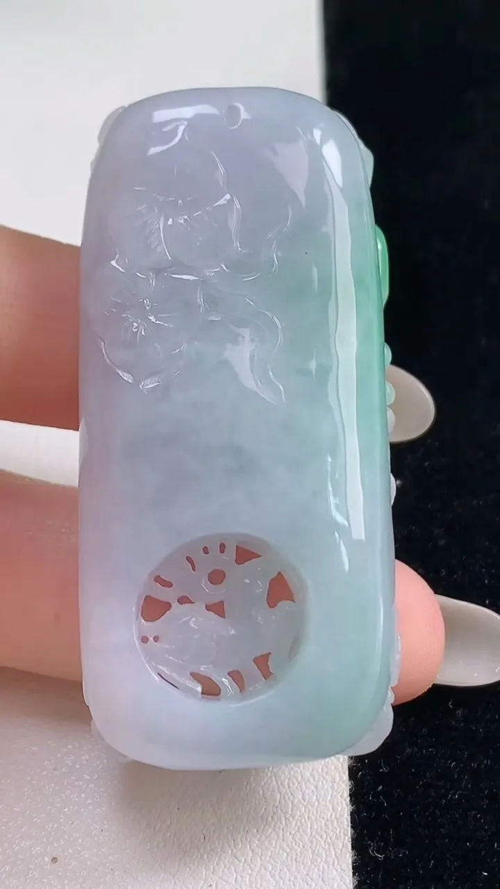天然A货翡翠梅花鹿吊坠，尺寸54.2-26-11，重量:32.39g
10月23日