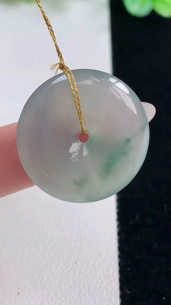 天然A货翡翠冰种飘花平安扣吊坠，尺寸25.7-4.4，重量:6.31g
10月23日