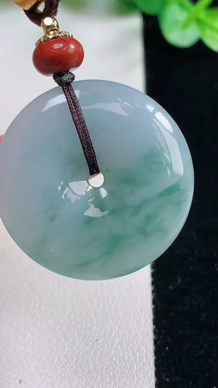 天然A货翡翠冰种飘花平安扣吊坠，尺寸31.8-5.4，重量:15.03g
10月23日