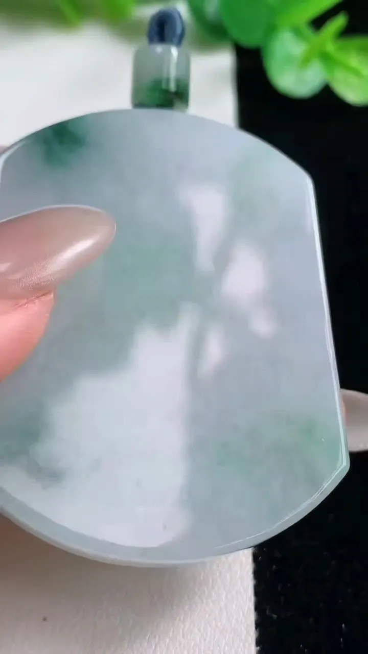 天然A货翡翠冰种飘花无事牌吊坠，尺寸53-40.7-6.5，重量:38.12g
10月23日