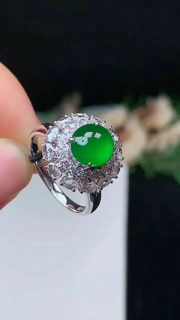天然A货翡翠蛋面戒指，尺寸16.4-8-7.4，重量:3.55g2025年10月23日
工厂直销收藏