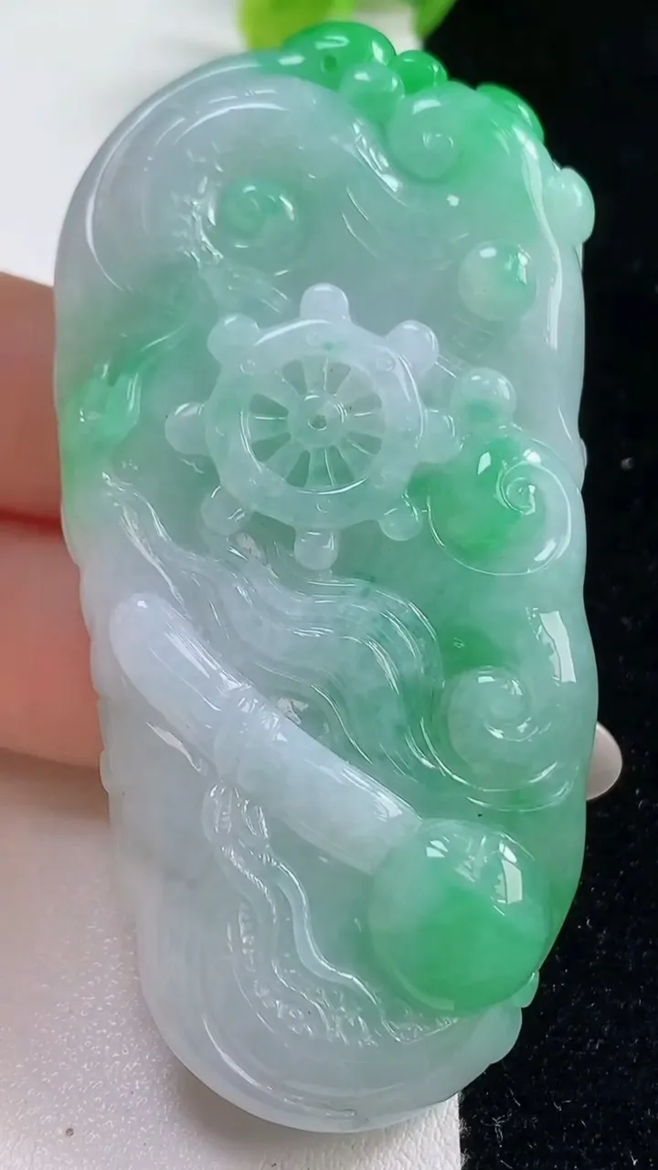 天然A货翡翠龙牌吊坠，尺寸67-33-13.4，重量:60.08g
10月23日