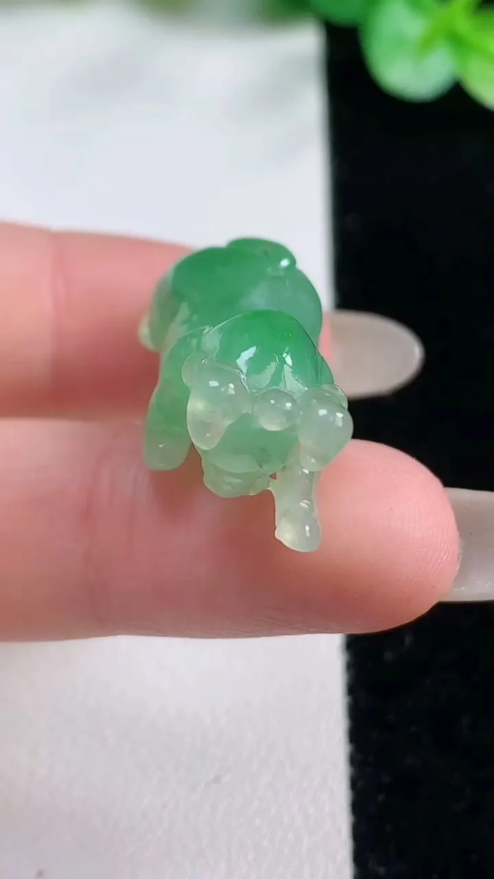 天然A货翡翠生肖牛吊坠，尺寸30-12.3-11.4，重量:7.31g
10月23日