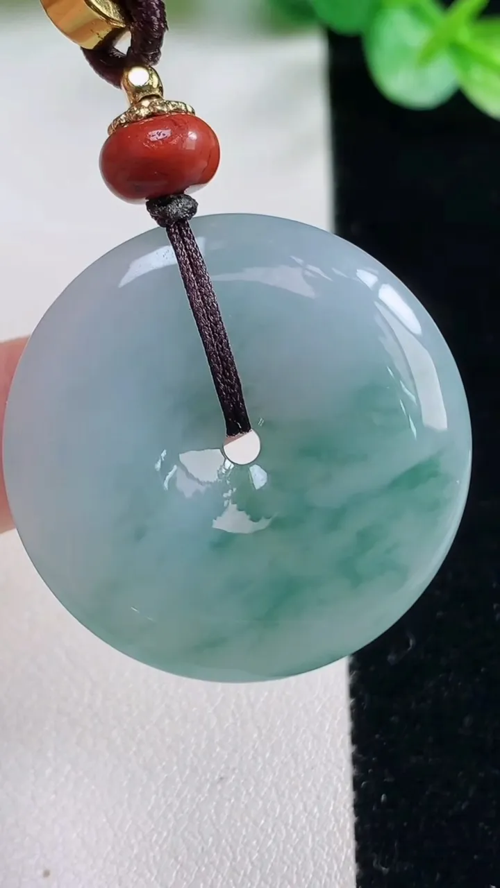 天然A货翡翠冰种飘花平安扣吊坠，尺寸31.8-5.4，重量:15.03g
10月23日