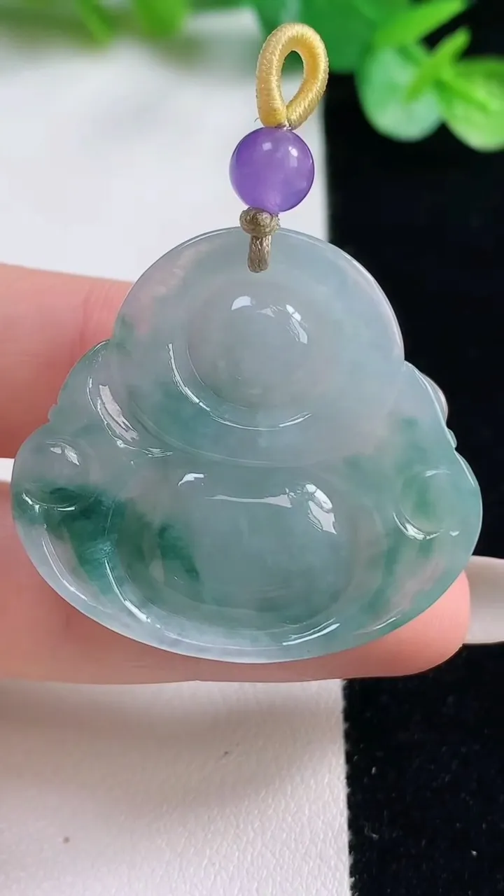 天然A货翡翠冰种飘花佛公吊坠，尺寸32.7-35.7-7.4，重量:12.48g
10月23日
