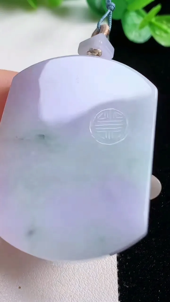 天然A货翡翠春带彩紫罗兰无事牌吊坠，尺寸49.8-37.9-6，重量:33.97g
10月23日