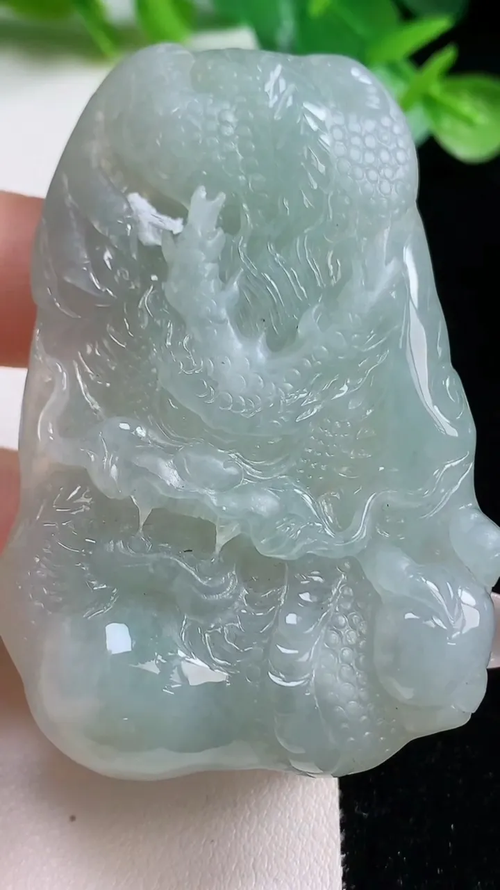 天然A货翡翠龙牌吊坠，尺寸61.5-43-10.4，重量:52.46g
10月23日