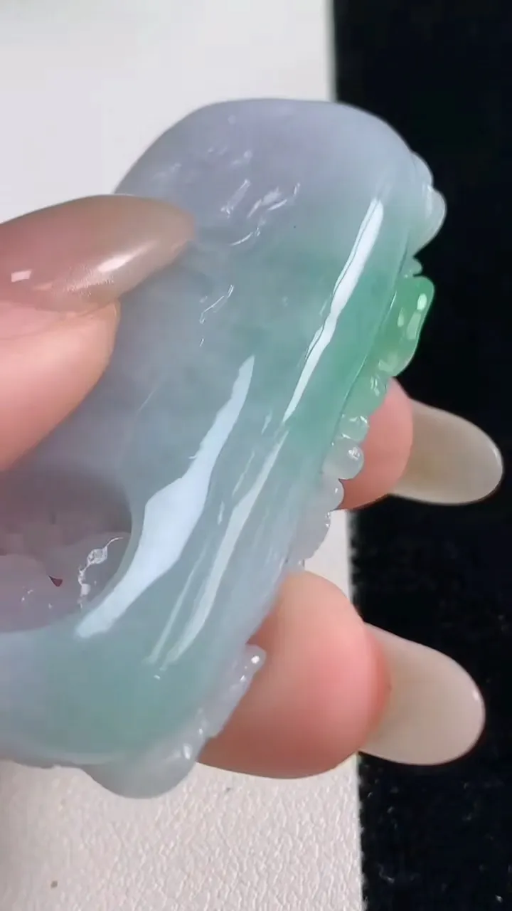 天然A货翡翠梅花鹿吊坠，尺寸54.2-26-11，重量:32.39g
10月23日