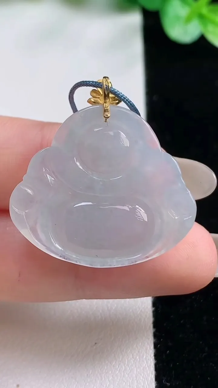 天然A货翡翠种白冰佛公吊坠，尺寸25.6-28-6.3，重量:6.68g
10月23日