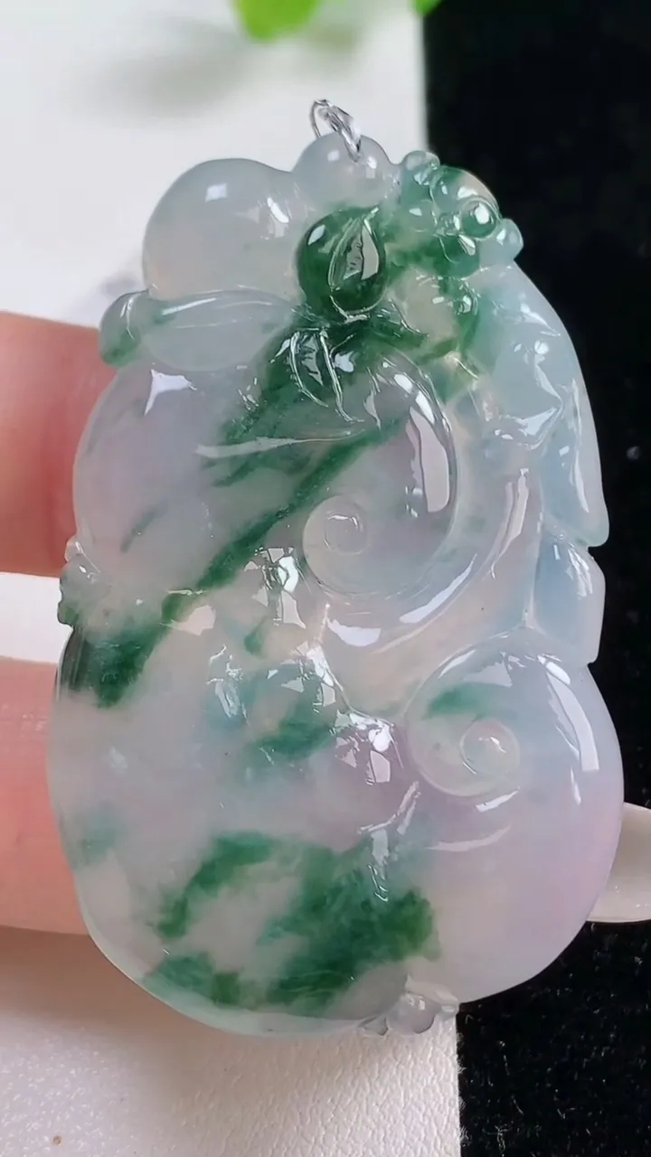 天然A货翡翠种飘花如意吊坠，尺寸45-27.2-6.4，重量:13.32g
10月23日