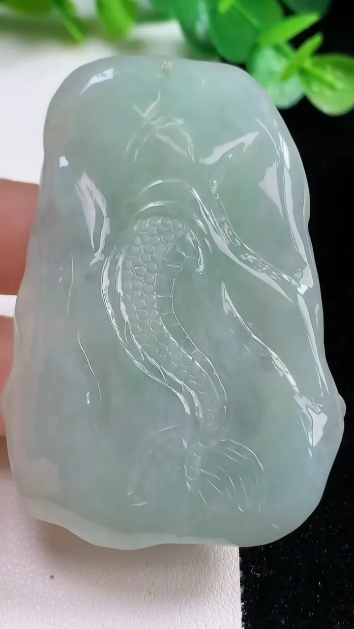 天然A货翡翠龙牌吊坠，尺寸61.5-43-10.4，重量:52.46g
10月23日