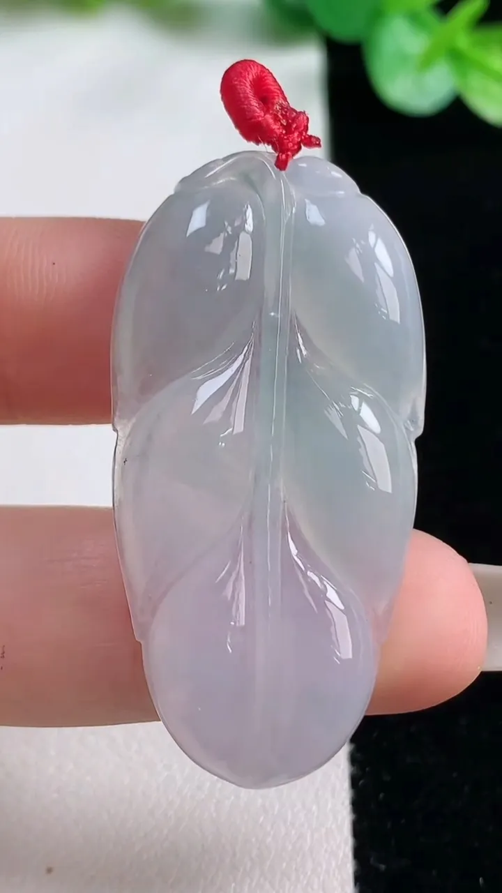 天然A货翡翠金枝玉叶 叶子吊坠，尺寸43.6-22-4.8，重量:8.45g
10月23日
